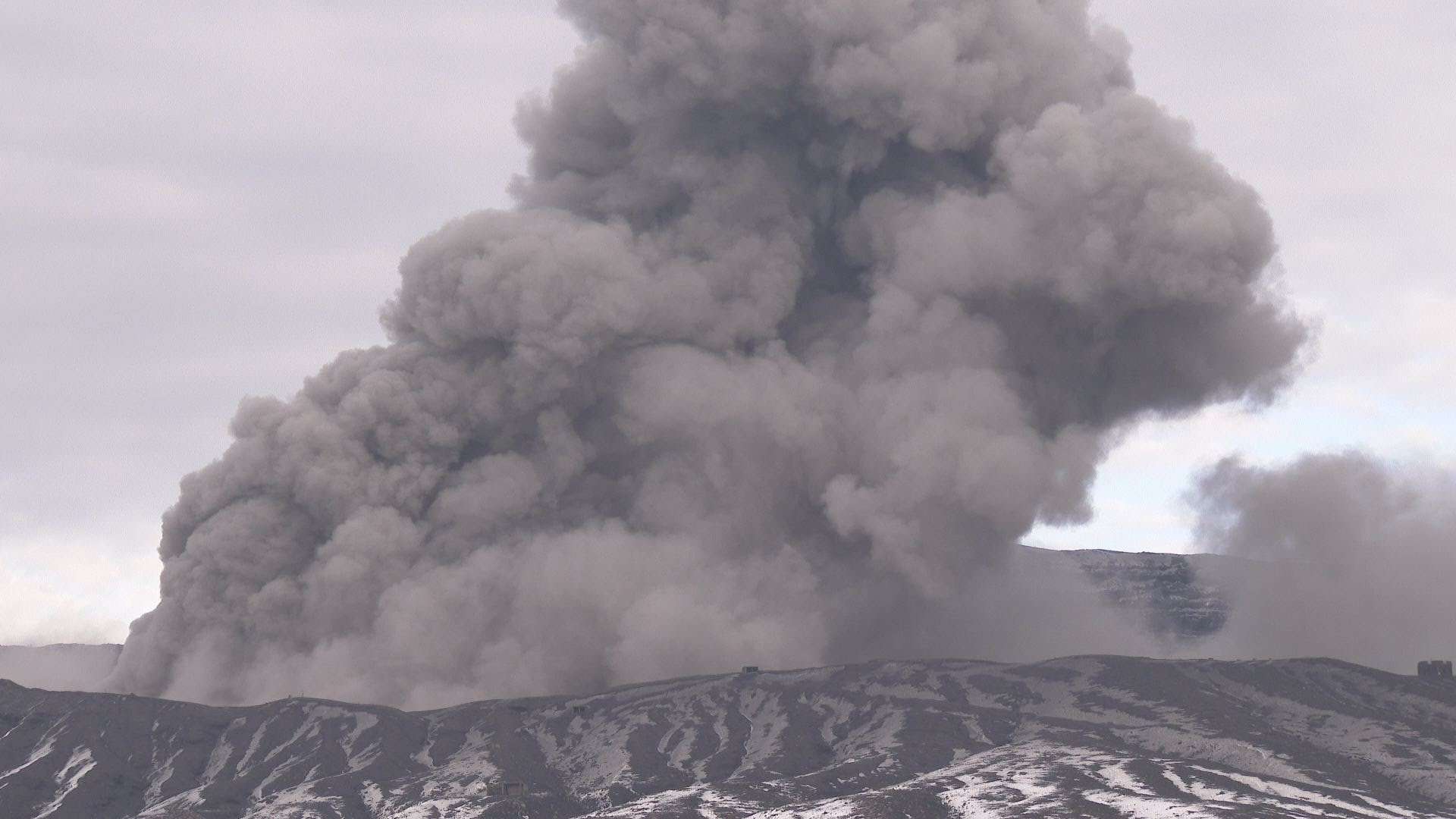 Black smoke continues to flow from Kelawia volcano in Hawaii